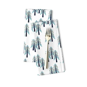 Lot de 2 serviettes de table Winter Woodland - Pins par gingerlous - Serviettes en tissu sapins de Noël bleus et blancs par Spoonflower