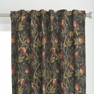 以下が含まれることがあります： 緑の葉と赤いザクロが繰り返されるパターンが施された濃い茶色の生地。生地は、リネンに似た質感があります。