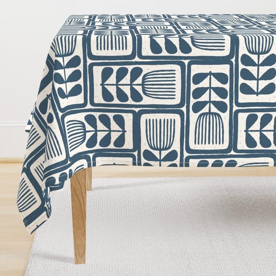 Retro Block Print Tischdecke - Skandinavisch Floral Stempel von stoffart - Blaue Abstrakte Blumen Minimal Baumwollsatin Tischdecke von Spoonflower