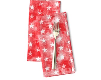 Servilletas de tela con estrellas descoloridas (juego de 2) - Bandera estadounidense de EE. UU. con estrellas blancas y el 4 de julio - Estrellas desgastadas sobre rojo de littlearrowdesign