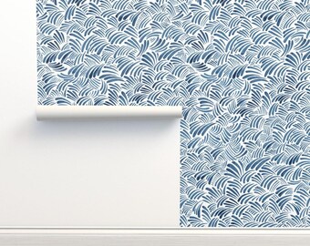 Papel pintado sin adhesivo con diseño de olas abstractas, estilo costero náutico, azul océano y blanco - Ondas índigo de cat_hayward. Papel pintado en rollo doble de Spoonflower.