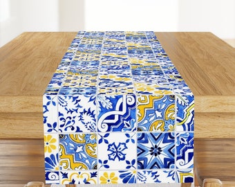 Spanische Fliesen Tischläufer - Detaillierte Azulejos von ilonitta - Kobalt Blauer Mosaik Baumwollsatin Tischläufer von Spoonflower