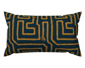 Coussin décoratif nautique masculin - Grande corde par bold_and_brash - Coussin lombaire rectangulaire côtier Moody Knots bleu marine par Spoonflower