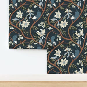 Blaue Tapete ohne Kleister Tapete - Opossum Magic von katie_hayes - Vines Zweige Wald Weiß Braun Tapete Doppelrolle von Spoonflower