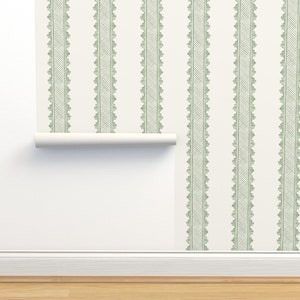 Carta da parati a strisce verde salvia non incollata - Clarabelle Soft Green di danika_herrick - Carta da parati classica tradizionale a doppio rotolo di Spoonflower