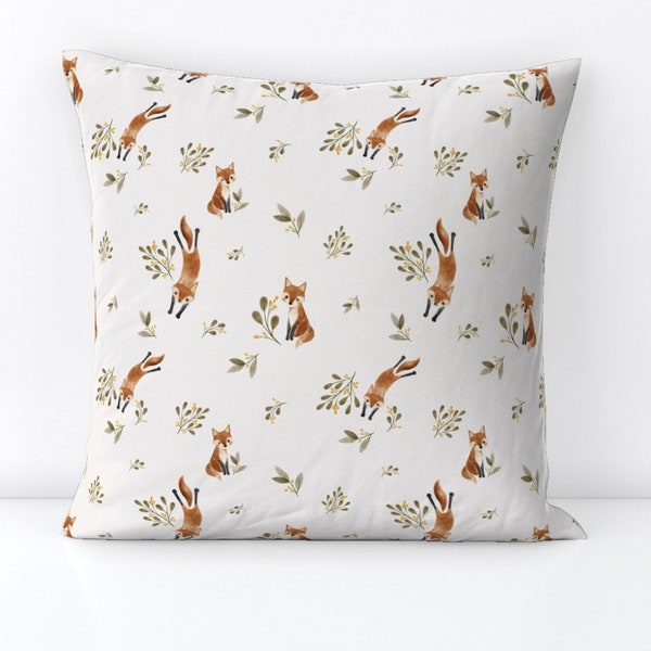 Coussin décoratif Woodland - Renard espiègle par vivian_yiwing - Coussin décoratif carré décoratif en bois d'animaux de la forêt par Spoonflower