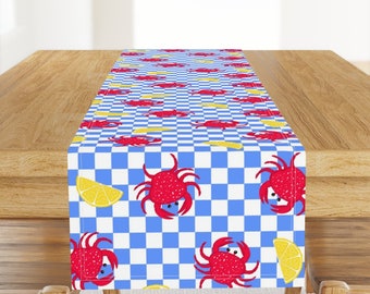 Chemin de table crabe rouge - Crabes rouges par schnukilie - Chemin de table marin côtier en satin de coton et fruits de mer à carreaux bleus citron et agrumes par Spoonflower