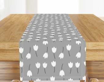 Floral Table Runner - Tulipanes - Flores blancas sobre grises de sunny_afternoon - Botanical Grey Tulip Cotton Sateen Table Runner de Spoonflower