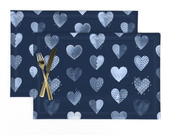 « Lot de 2 sets de table bleus sans vous - Saint-Valentin coeur sashiko bleu marine Boro sashiko coeurs Napperons en tissu bleu - Mon coeur boro » par marketa_stengl