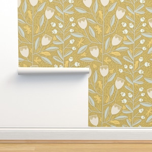 Gelbe Florale Tapete - Penelope (gelb) von amy_maccready - Moderne Botanische Tapete für Doppelrolle von Spoonflower
