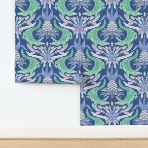 Maximalistische, tropische, nicht geklebte Tapete mit grünen Krokodilen, Dschungel-Fantasie und Ananas – Krokodile von vivdesign, Tapete von Spoonflower