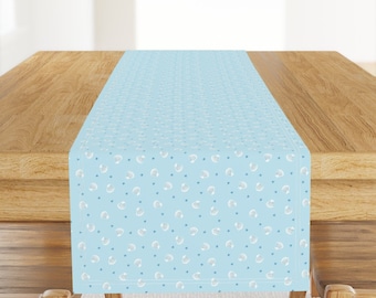 Chemin de table côtier avec coquillages - Coquillages épars par Spokejoystudio - Chemin de table nautique en satin de coton bleu bébé par Spoonflower