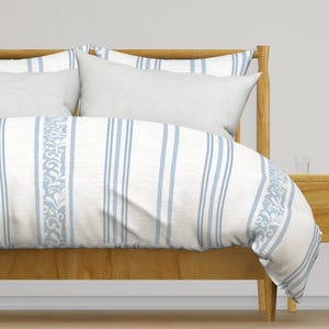 Vintage Streifen Bettwäsche - Klassische Blaue Streifen von nendo - Blaue Streifen Baumwollsatin Bettbezug ODER Kissenbezüge von Spoonflower