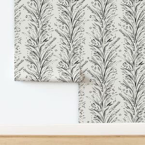 Peut inclure: Papier peint présentant un motif vertical répétitif d'éléments botaniques gris foncé, style coup de pinceau, sur un fond gris clair. Le design se compose de formes de feuilles allongées et plumeuses disposées en colonnes avec des points.