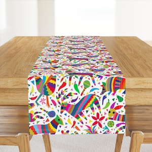 Runner da tavolo a forma di uccello - Ole Come On A My House Pinatas di vo_aka_virginiao - Runner da tavolo in raso di cotone con caramelle per feste di compleanno di Spoonflower