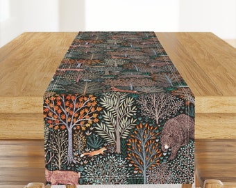 Chemin de table Woodland - forêt d'automne rustique par rebecca_reck_art - chemin de table automne rustique en satin de coton pour Thanksgiving par Spoonflower