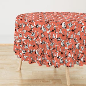 Halloween Tischdecke - Vintage Halloween Pinups Kürbis Orange von beesocks - Hexen Füchsinnen Orange Baumwollsatin Tischdecke von Spoonflower Bild 2