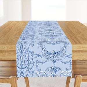 Blau Weißer Tischläufer - Toile De Jouy Blaubeere Toile De Jouy Baumwollsatin Tischläufer - Französischer Toile Blaubeere by lilyoake