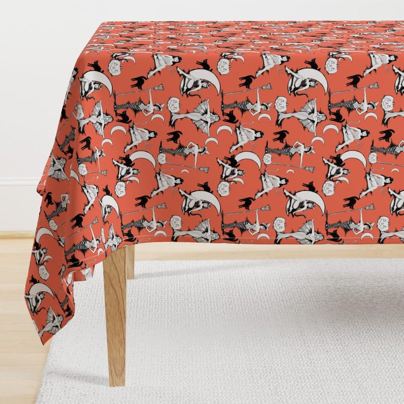 Halloween Tischdecke - Vintage Halloween Pinups Kürbis Orange von beesocks - Hexen Füchsinnen Orange Baumwollsatin Tischdecke von Spoonflower Bild 1