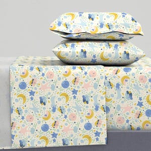 Lakens Sleepy Bear - Dreamy Bears van roochita - Celestial Baby Night Sky Grappig leuk schattig katoensatijn lakenset beddengoed van Spoonflower