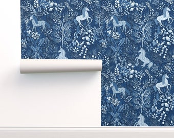 Klassische Blues-Tapete in kommerzieller Qualität – Moonlit Unicorns von irishvikingdesigns – Woodland Forest Wallpaper Double Roll von Spoonflower