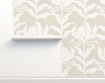 Papier peint botanique neutre de qualité commerciale - Glory Lily par hitomikimura - Double rouleau de papier peint beige gris chaud par Spoonflower