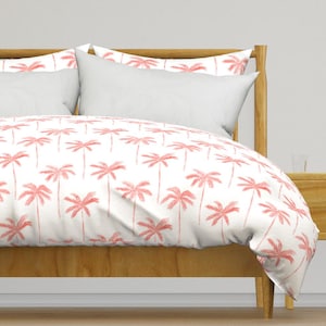 Ropa de cama con diseño de palmeras: palmeras de acuarela, coral de littlearrowdesign; funda de edredón o funda de almohada de satén de algodón rosa ruborizado de gran tamaño de Spoonflower