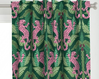 Maximalist Tigers Gardinpanel - Animalier Hot Pink Green Handritad Djungelpalmer Anpassad Gardinpanel - Tiger Damask av vivdesign -