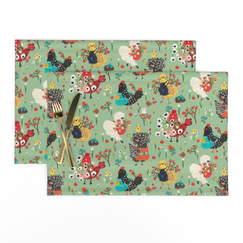 Grüne Hühner Tischsets (2er Set) - Frühling Hühner von francisca_reyes - Blumen Vögel Tiere Tulpen Eier Stoff Tischsets von Spoonflower