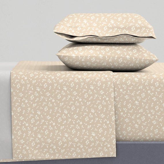 Neutrale geblümte Bettwäsche - beiges florales Bettlaken-Set von dotsdesignstudio- Ditsy Scale Einfaches Boho Minimal Baumwollsatin Bettwäsche von Spoonflower