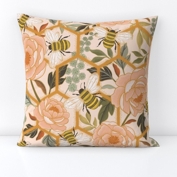 Honeycomb Trellis Throw Pillow - Trabajo en equipo de abejas por garabateo - Botanical Floral Peonies Square Throw Pillow de Spoonflower