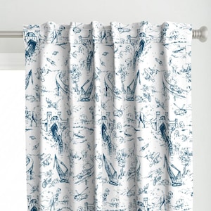 Può includere: Un pannello per tenda bianco con una stampa ripetuta in stile toile blu scuro. Il motivo raffigura varie illustrazioni tra cui castelli, dinosauri, gru da costruzione, aerei, elicotteri, razzi e pianeti sulla superficie del tessuto.