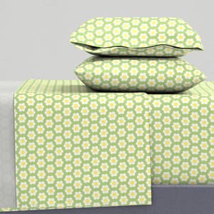 Puede incluir: Un juego de sábanas de cama verde y blanco con un patrón de margaritas. El juego incluye una sábana bajera, una sábana plana y dos fundas de almohada.