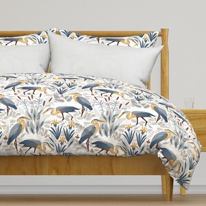Vogel Bettwäsche - Fischreiher und Iris von boszorka - Orange Fisch Grauer Teich Iris See Reiher Baumwollsatin Bettbezug ODER Kissenbezüge