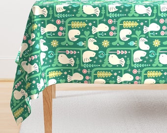 Festliche Tischdecke – Festive Bird Spotting von anna_kennedy – Bird Spotting Holiday Christmas Tree Baumwollsatin-Tischdecke von Spoonflower