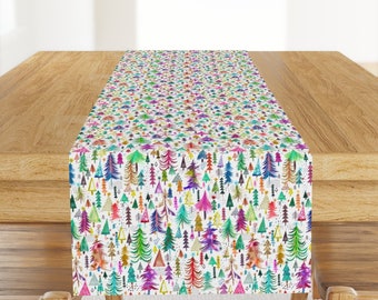 Runner da tavolo Woodland - Pini colorati di ninola-design - Runner da tavolo in rasatello di cotone colorato con alberi invernali di Natale di Spoonflower