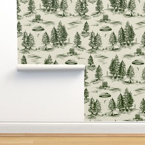 Alien Toile Vlies Tapete - Dunkelgrüne Alien-Entführung von somecallmebeth - Skurrile Ufos-Tapete für eine Doppelrolle von Spoonflower