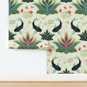 Lotus Damast-Tapete, nicht vorgekleistert, Koi-Fisch, Schwarz, Grün, Türkis, Japanischer Teich-Damast – Schwarzer Koi von designed_by_debby, Tapete von Spoonflower
