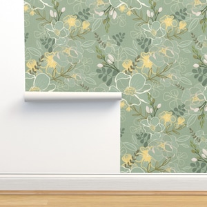 Puede incluir: Un papel tapiz de patrón sin costuras con un diseño repetitivo de flores blancas con centros amarillos y hojas verdes sobre un fondo verde claro.