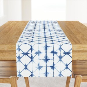 Bieżnik stołowy Indigo Geometryczny - Shibori Triangle w stylu japońskim Boho z bawełnianej satyny - Shibori by Jillbyers