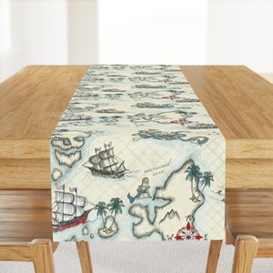 Treasure Map Tischläufer - Piratenreise von kim_marshall_studio - Piraten Schatz Ozean Segeln Baumwollsatin Tischläufer von Spoonflower