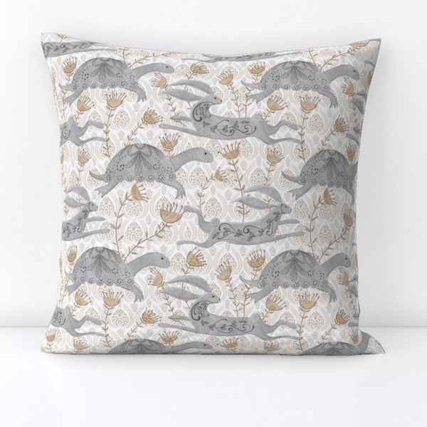 Almohada de tiro de conejo - The Tortoise & Hare Chase de vo_aka_virginiao - Almohada de tiro cuadrada neutral conejito tortuga de Spoonflower