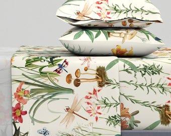 Laken met bosbloemen - Garden Of Dragonflies van thistleandfox - Vintage stijl lakenset katoensatijn met paddenstoelen en beddengoed van Spoonflower