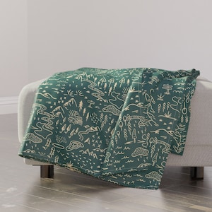 Outdoors Decke - Landkarte von kim_hallquist_designs - Wald Rustikale Berge Karte Icons Decke mit Löffelblume Stoff