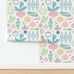 Papel pintado sin adhesivo con estampado de verduras en tonos pastel. Comida sana para niños y bebés. Huerto de verduras - Veggie Patch de anna_kennedy. Papel pintado de Spoonflower.