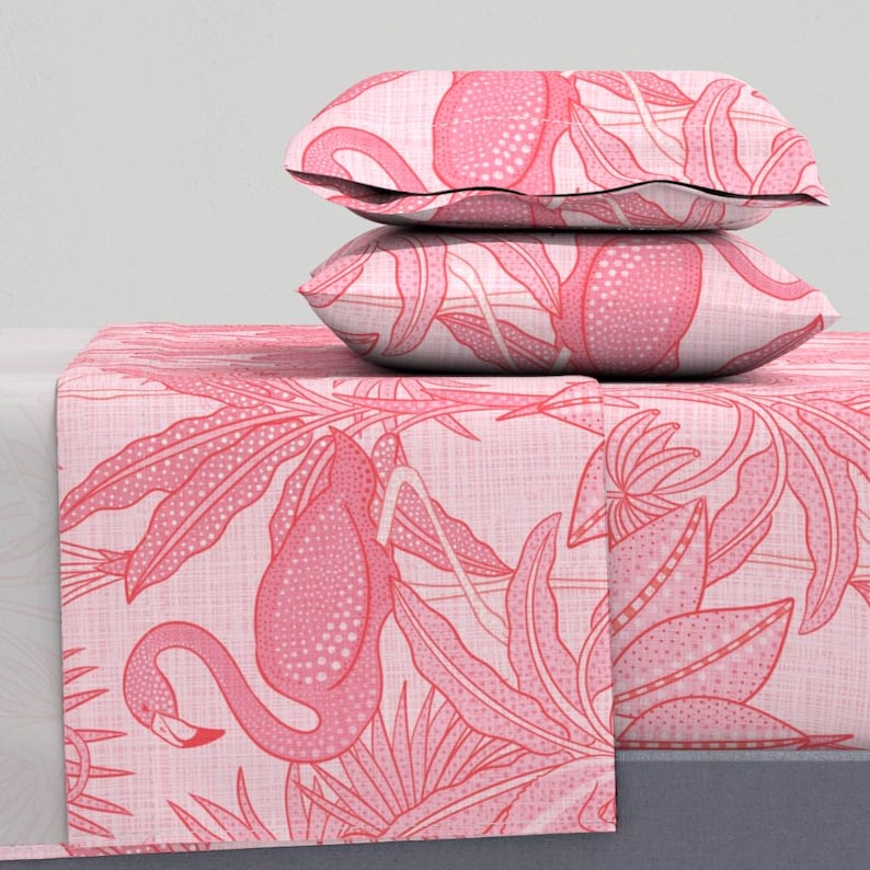 Sábanas monocromáticas rosas - Flamencos e iguanas de house_of_haricot - Juego de sábanas de satén de algodón con estampado de flamencos e iguanas de Spoonflower
