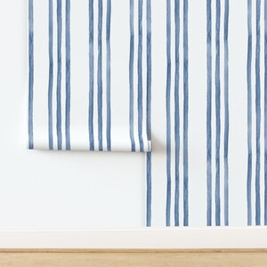 Carta da parati costiera non incollata - Strisce acquerello di hipkiddesigns - Carta da parati da spiaggia nautica verticale blu e bianca a doppio rotolo di Spoonflower