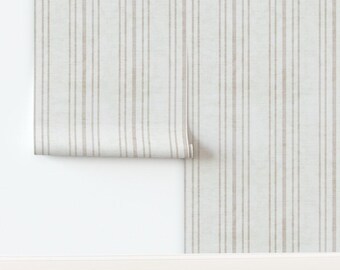 Beige gestreifte, nicht vorgekleisterte Tapete im neutralen Küstenstil mit Ticking-Streifen – Oma-Chic – Neutrale Streifen von holli_zollinger, Tapete von Spoonflower