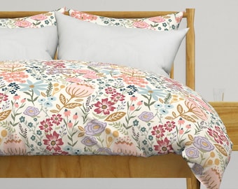Roupa de cama colorida - Garden Party Floral da wildcomb_designs - Capa de edredom ou fronhas em cetim de algodão com flores silvestres, divertidas e encantadoras.