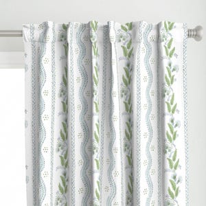 Regency bloemengordijnpaneel - Folk Art lichtblauwe bladeren bloemenrank op maat gemaakt gordijnpaneel - Zachtblauw en groen van danika_herrick -